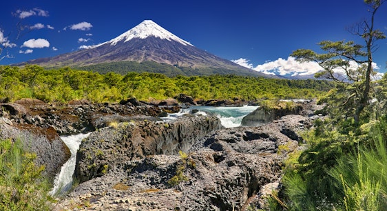 Saltos del Petrohue con el volcan Osorno de fondo