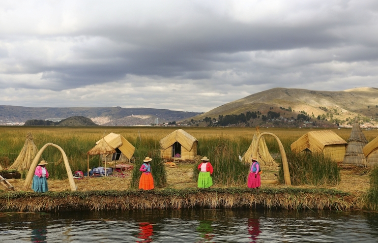 Mujeres en isla de Uros en Perú