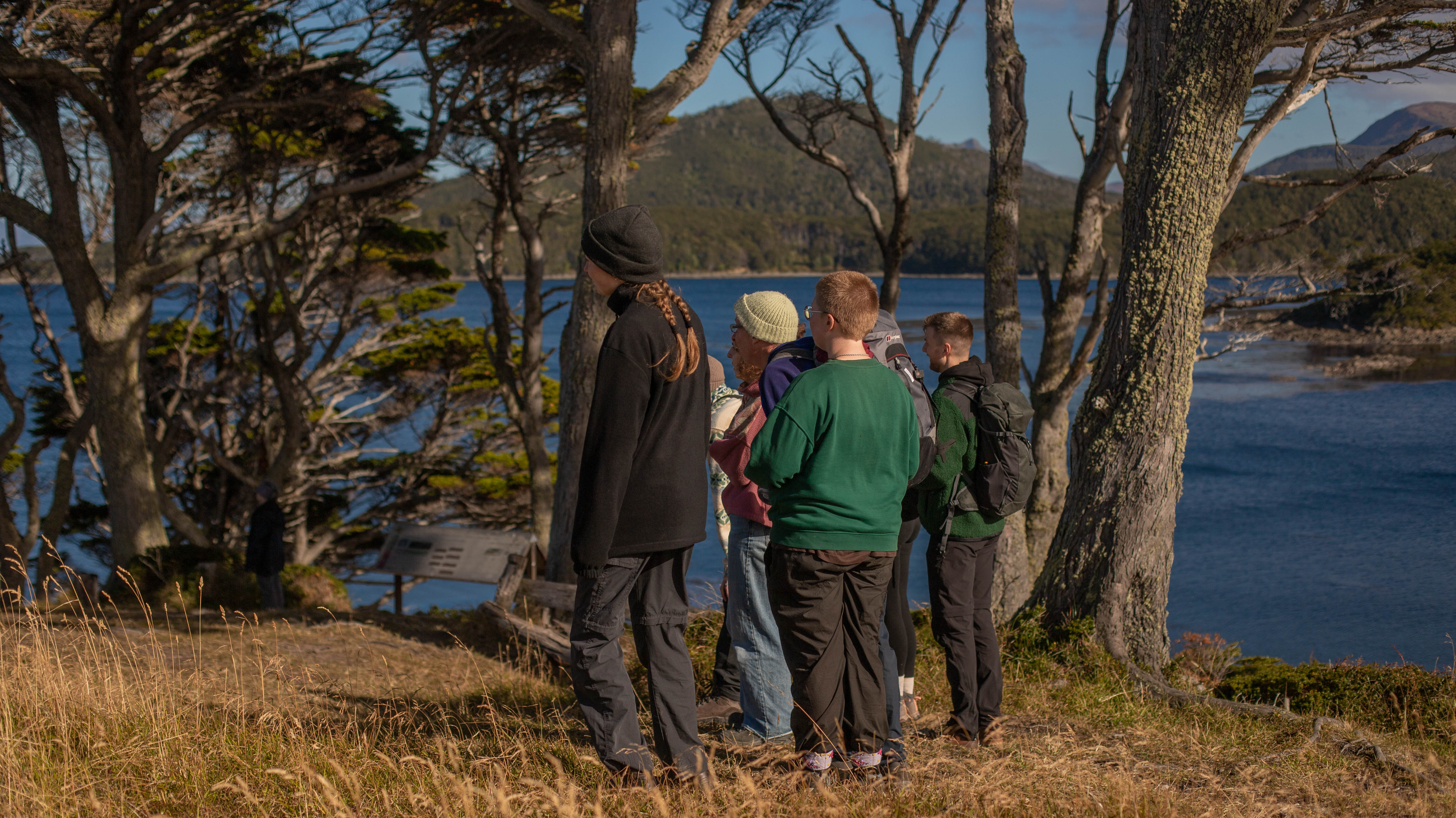 Turistas Nomades en Trekking Faro San Isidro