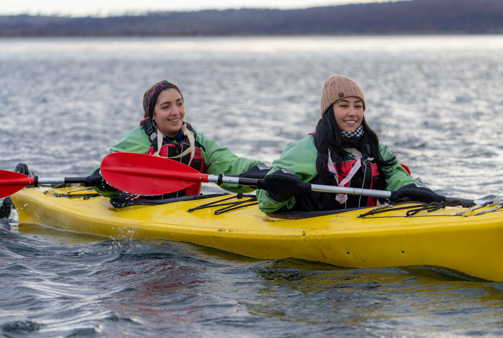 Personas haciendo kayak