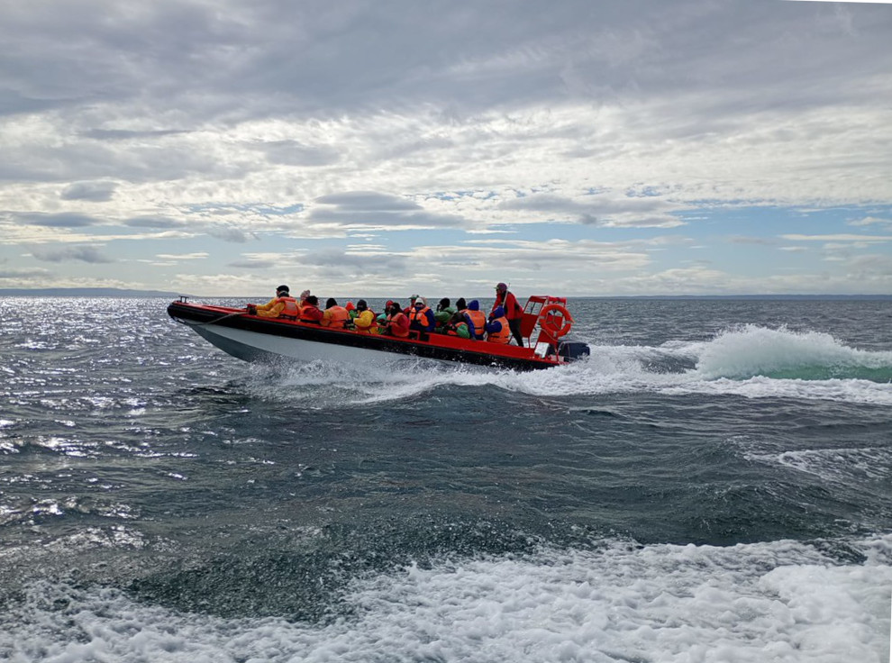 Pasajeros Nomades en lancha del tour
