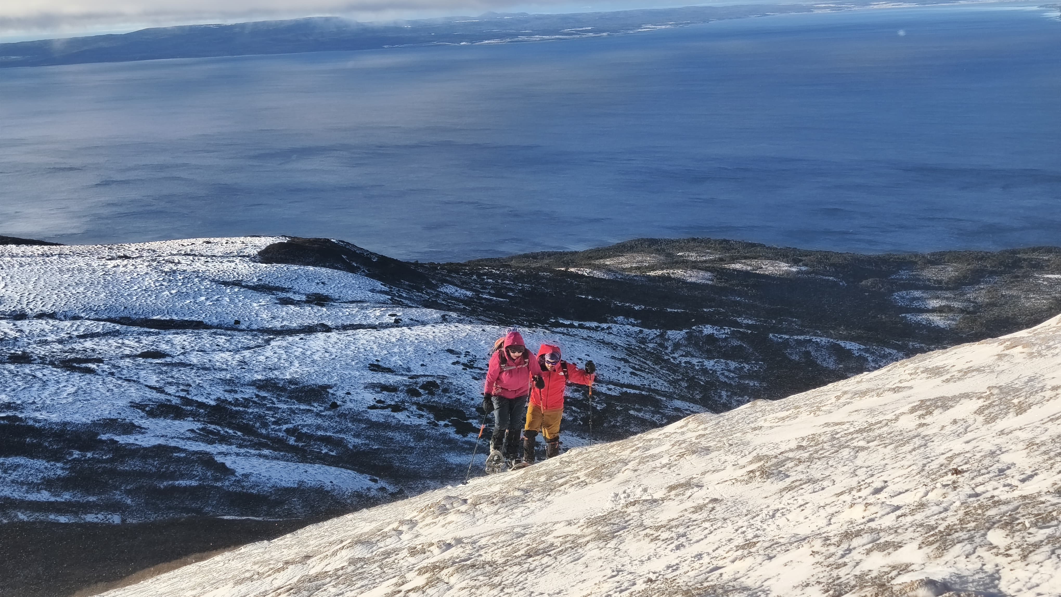 Personas con el estrecho de Magallanes de fondo
