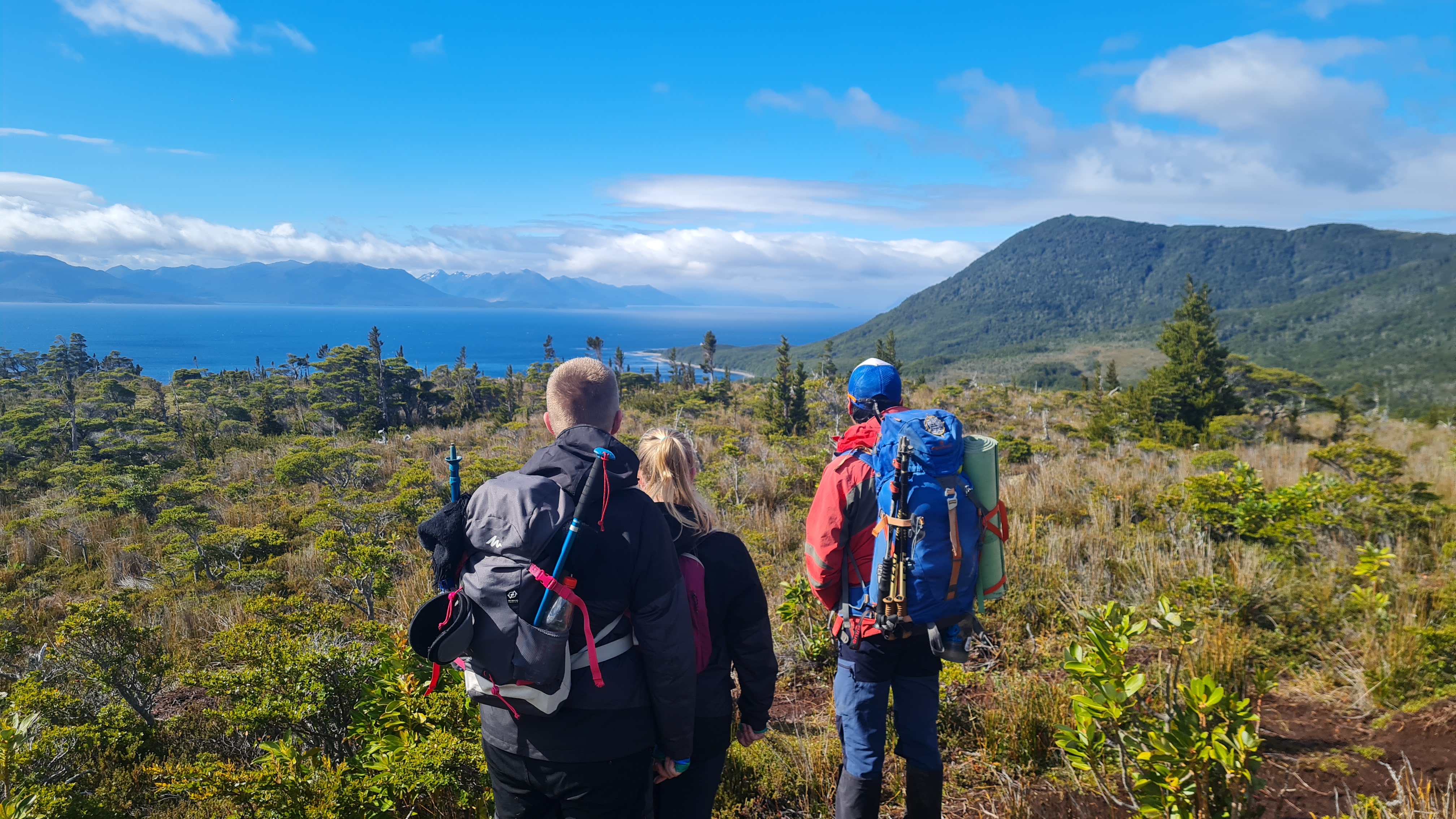 Personas haciendo trekking en la Patagonia