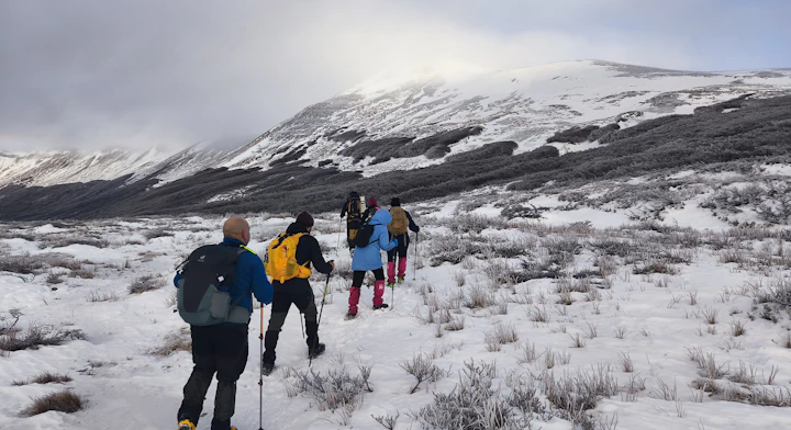Personas haciendo trekking hacia el Monte Tarn
