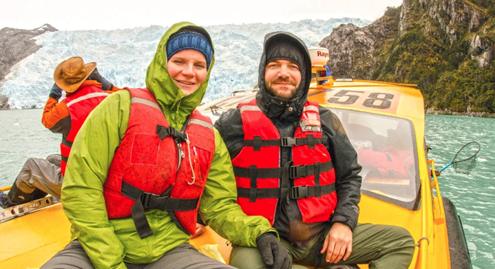 Casal no avistamento de baleias