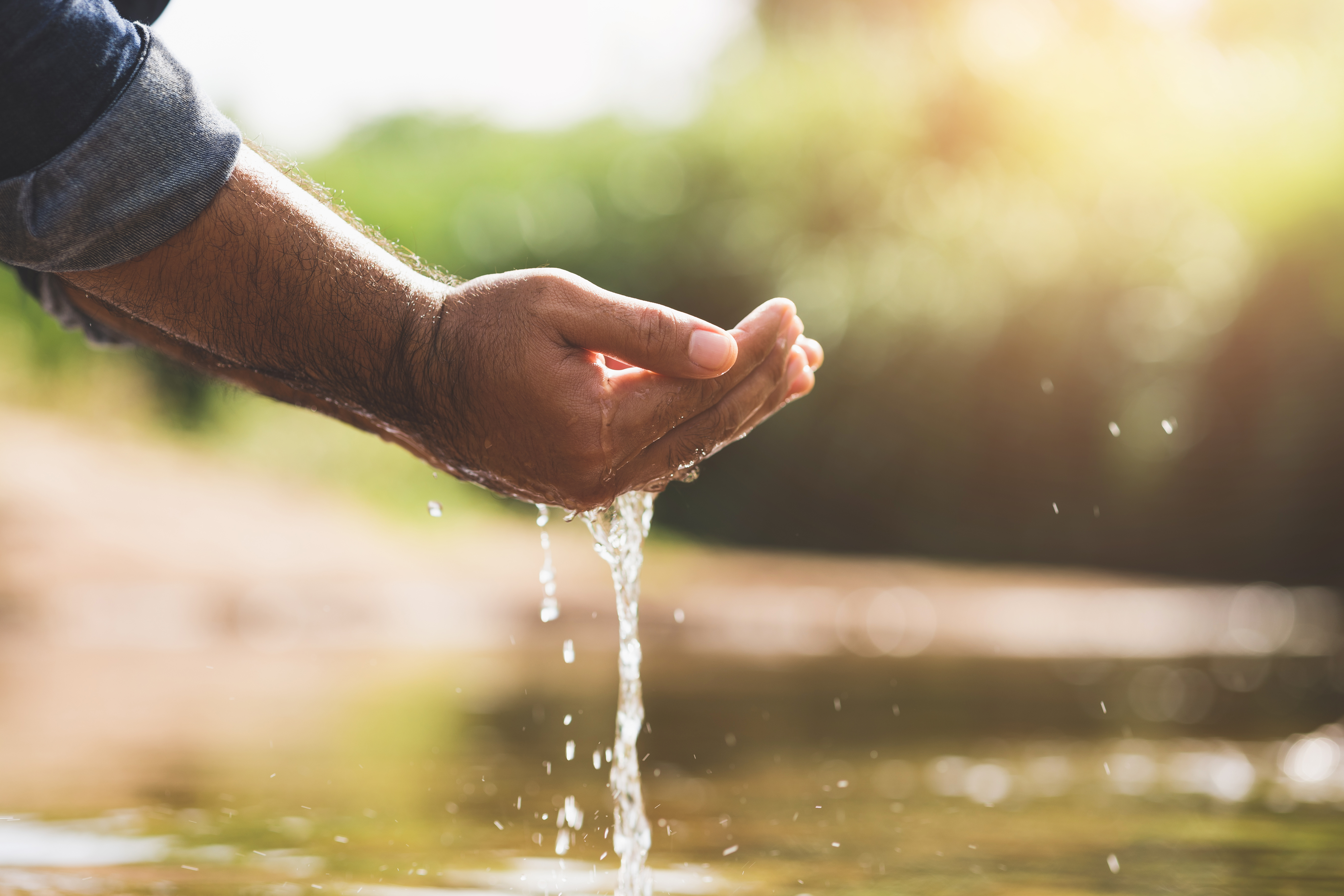 Hombre tocando el agua