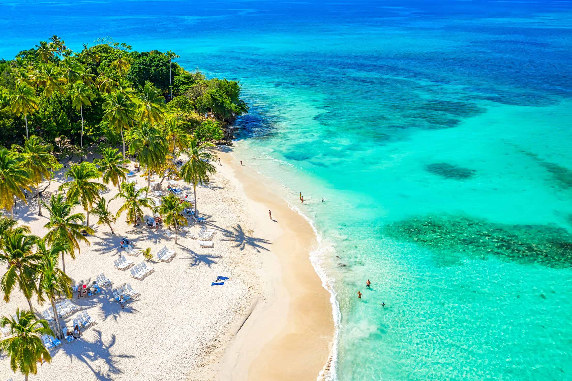 Vista aérea de Cayo Levantado con playa de arena blanca, cocoteros y arrecife en la Bahía de Samaná