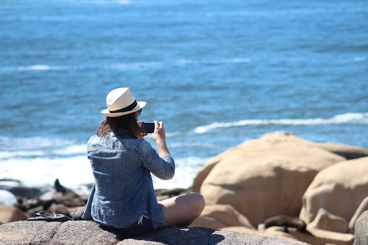 Persona fotografiando el mar