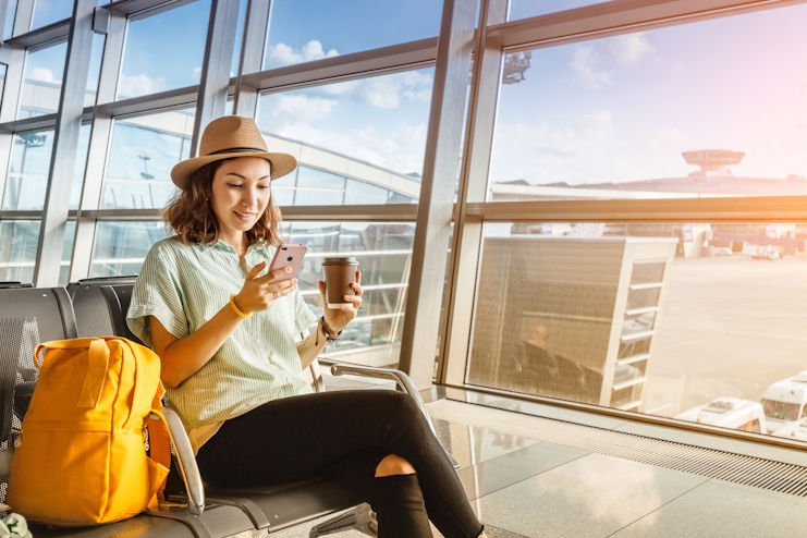 Mujer en aeropuerto