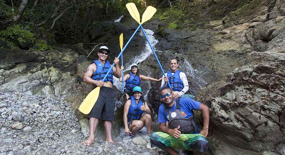 Grupo de personas con equipo de kayak