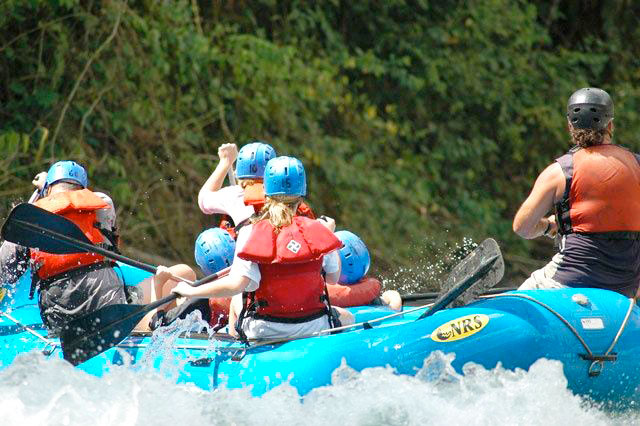 Personas haciendo rafting
