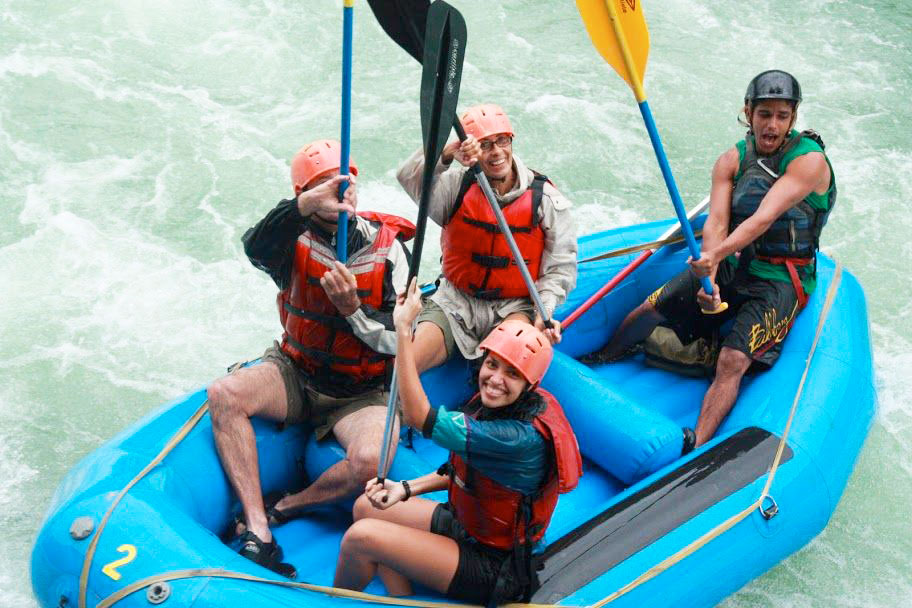 Personas levantando remos