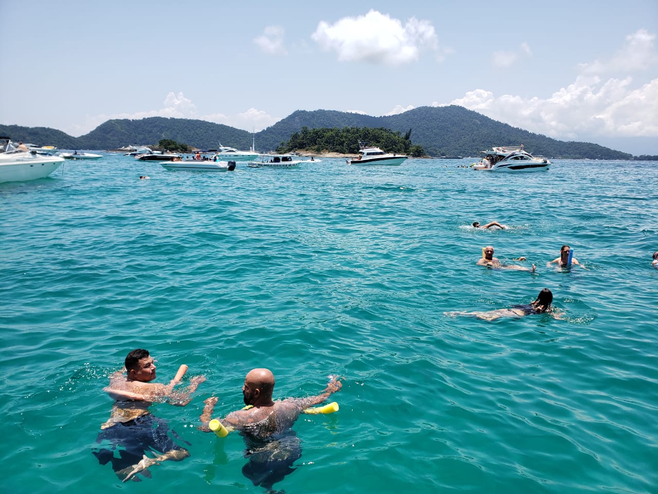 Personas bañándose en el mar