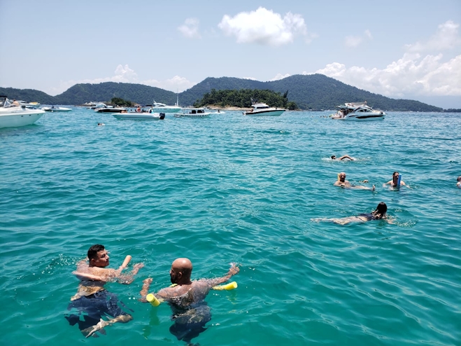 Personas bañándose en el mar