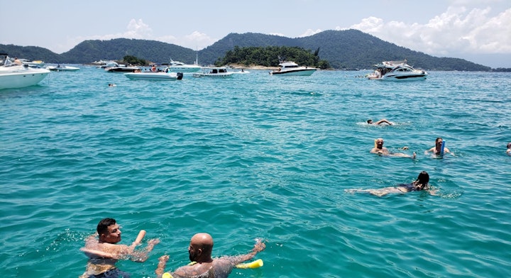 Personas bañándose en el mar