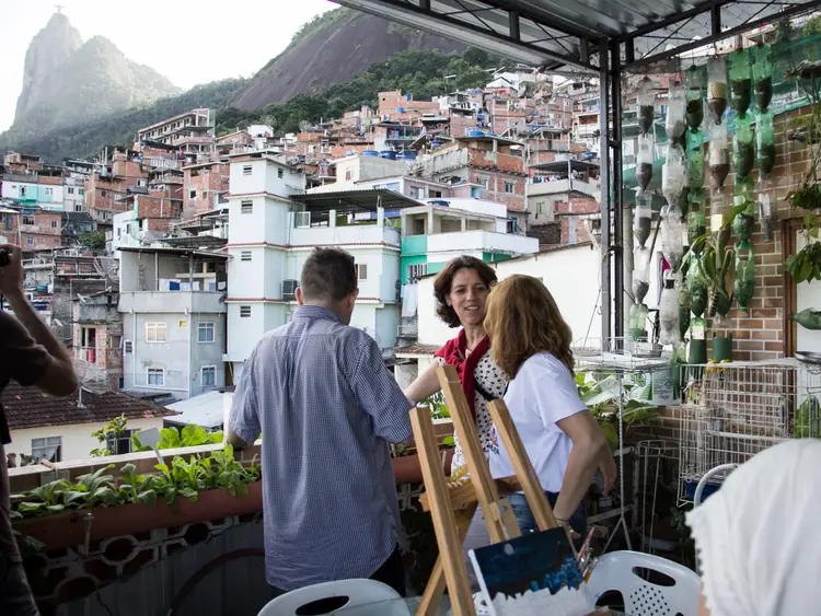 Personas en favela