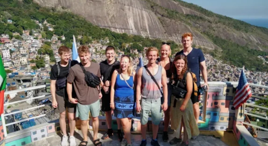 Pack de 4 Tours Grupo de personas en la favela