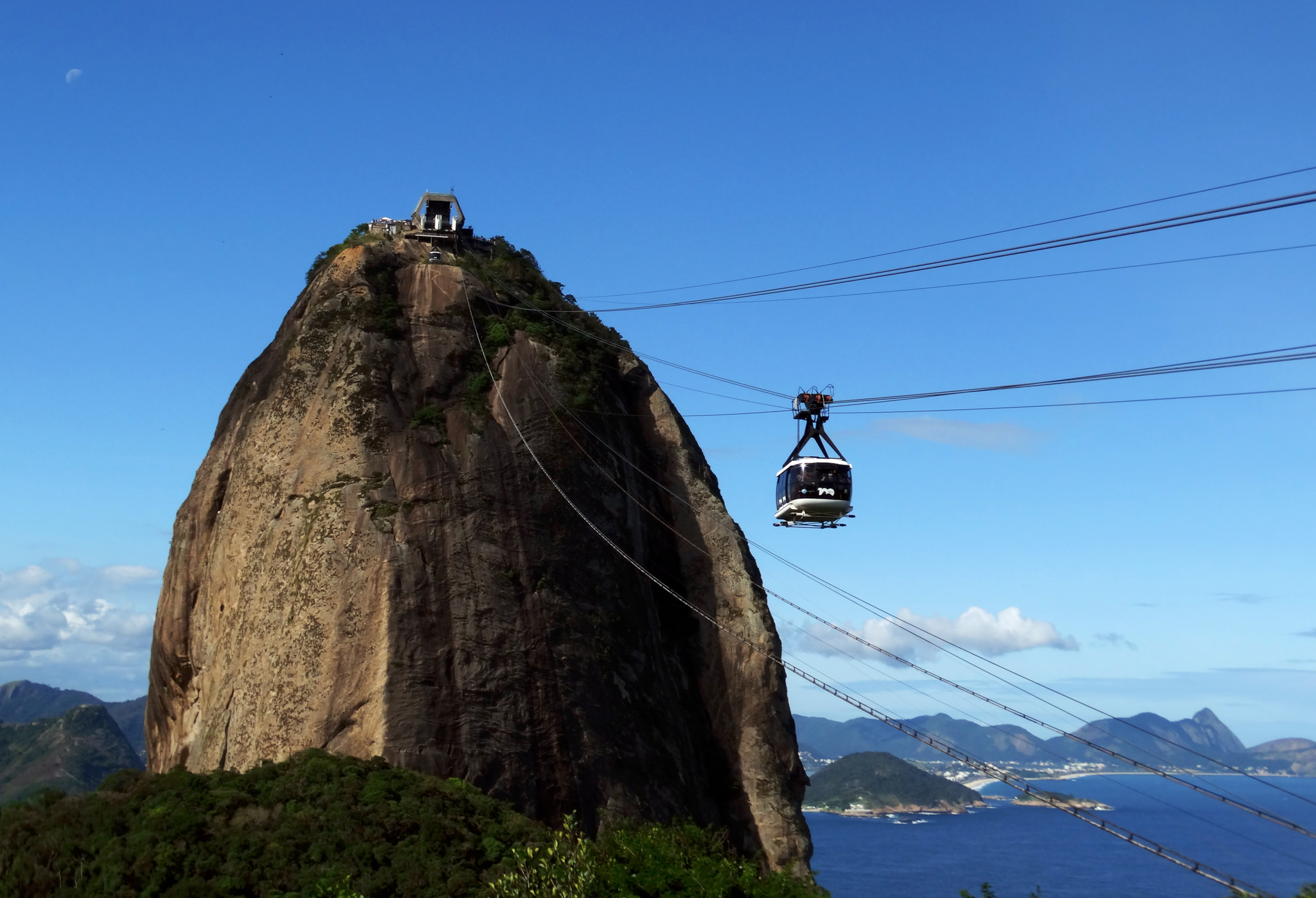 Bondinho o teleférico cruzando desde el Pan de Azúcar