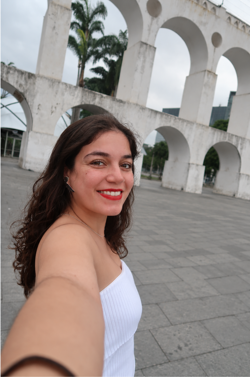 Turista tomando una selfie frente a los Arcos da Lapa durante un city tour en Río de Janeiro Brasil