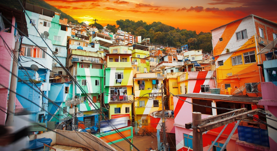 favela colorida en brasil