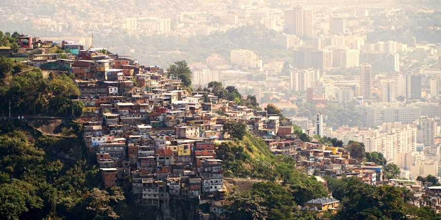 vista favela y ciudad en brasil