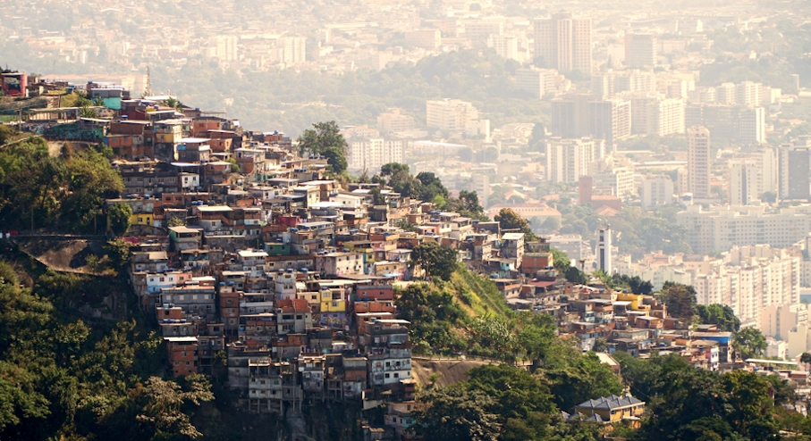 vista favela y ciudad en brasil