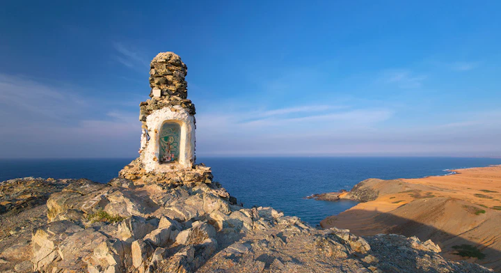 Cima de un cerro con vista al mar