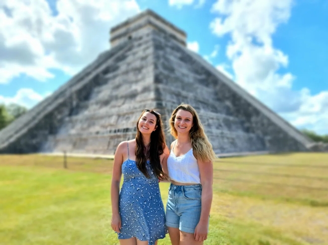 Mujeres frente Chichén Itzá