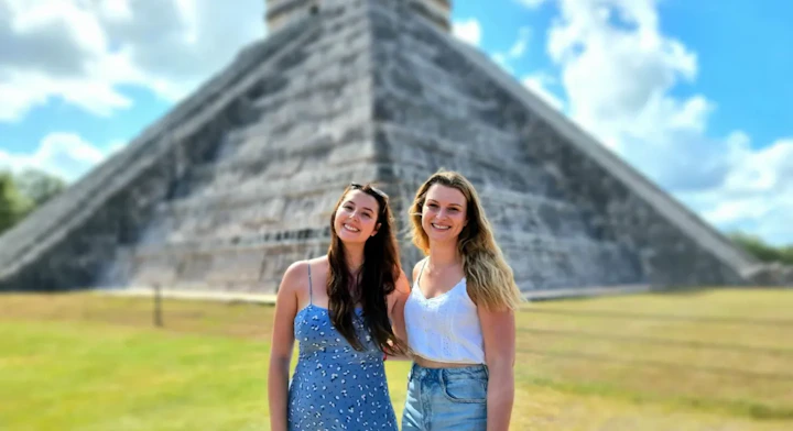 Mujeres frente Chichén Itzá