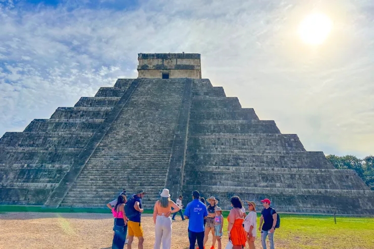 Grupo de personas en Chichén Itzá