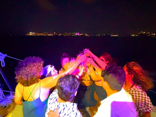 Imagen Catamaran Rainbow Waves LGTB Party en Riviera Maya Personas en catamaran