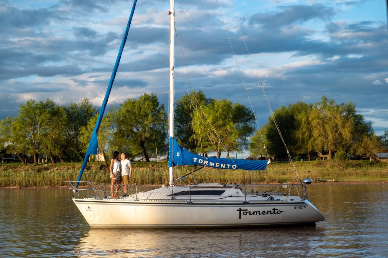 Pareja en velero