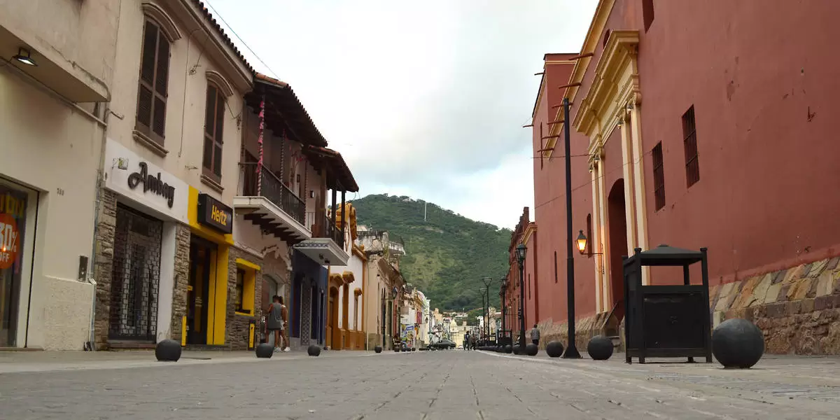 Calle de adoquines en Salta