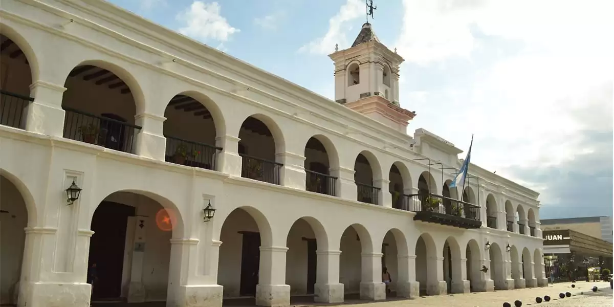 Edificio en la Plaza 9 de julio