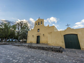Imagen Cachi en Salta iglesia de cachi con cielo despejado