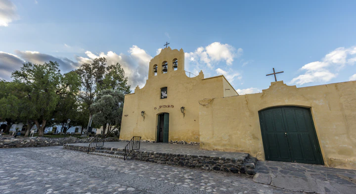 iglesia de cachi con cielo despejado