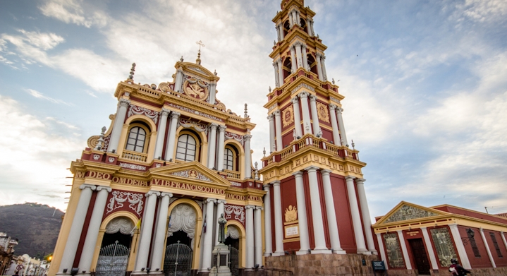 igreja vermelha sem pessoas