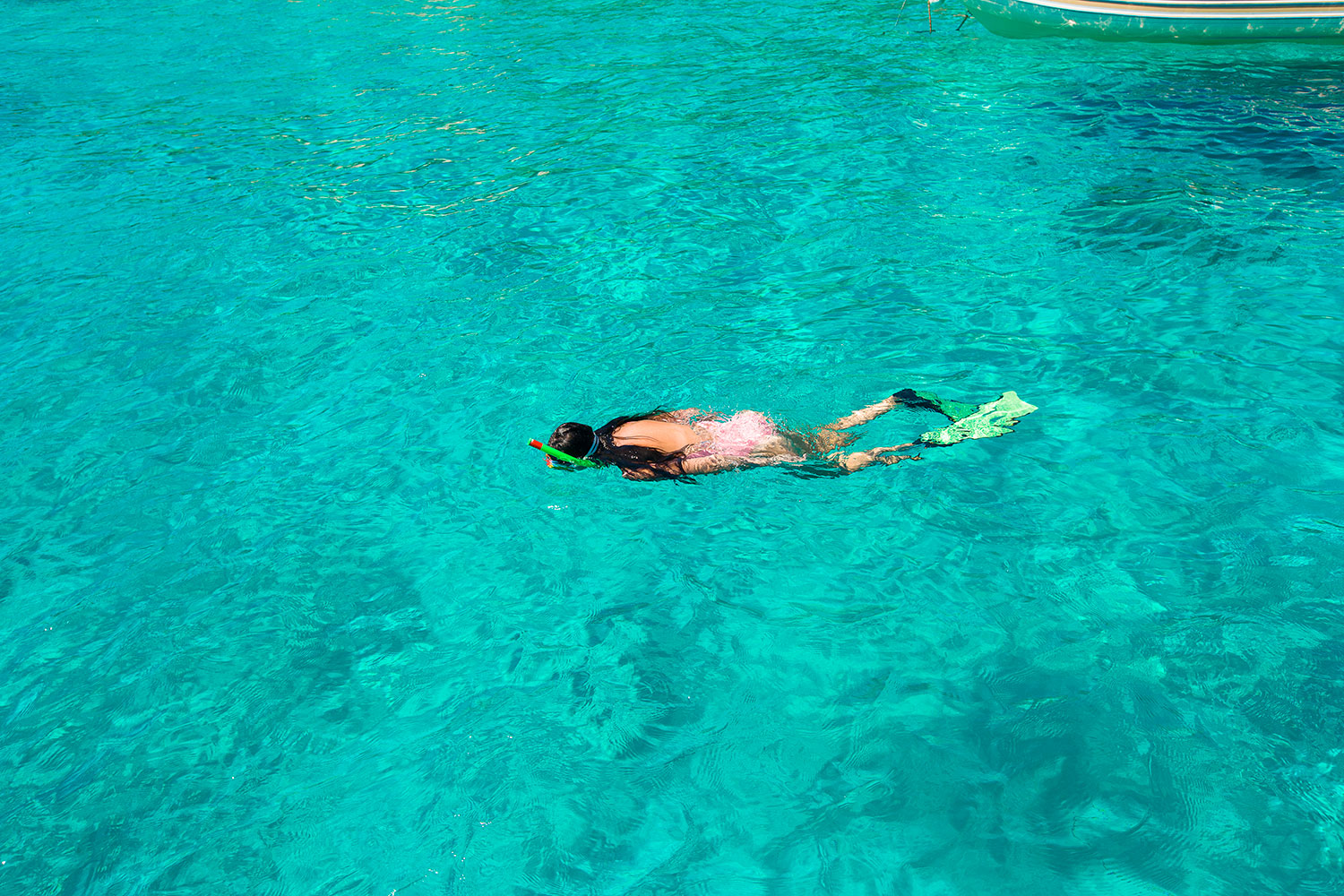 Persona haciendo snorkel