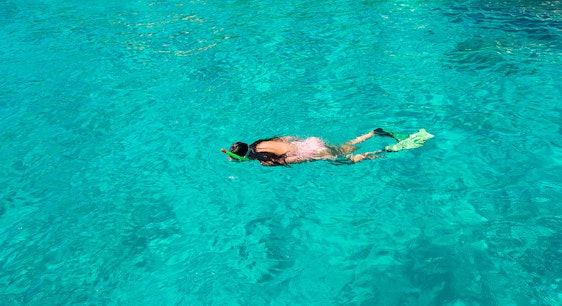 Persona haciendo snorkel