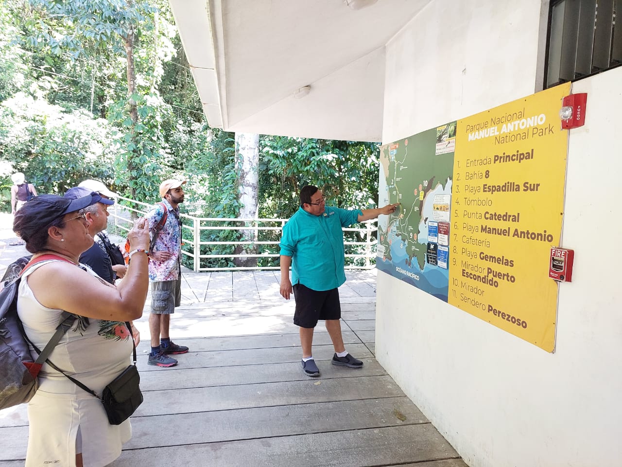 Personas en el tour al Parque Manuel Antonio
