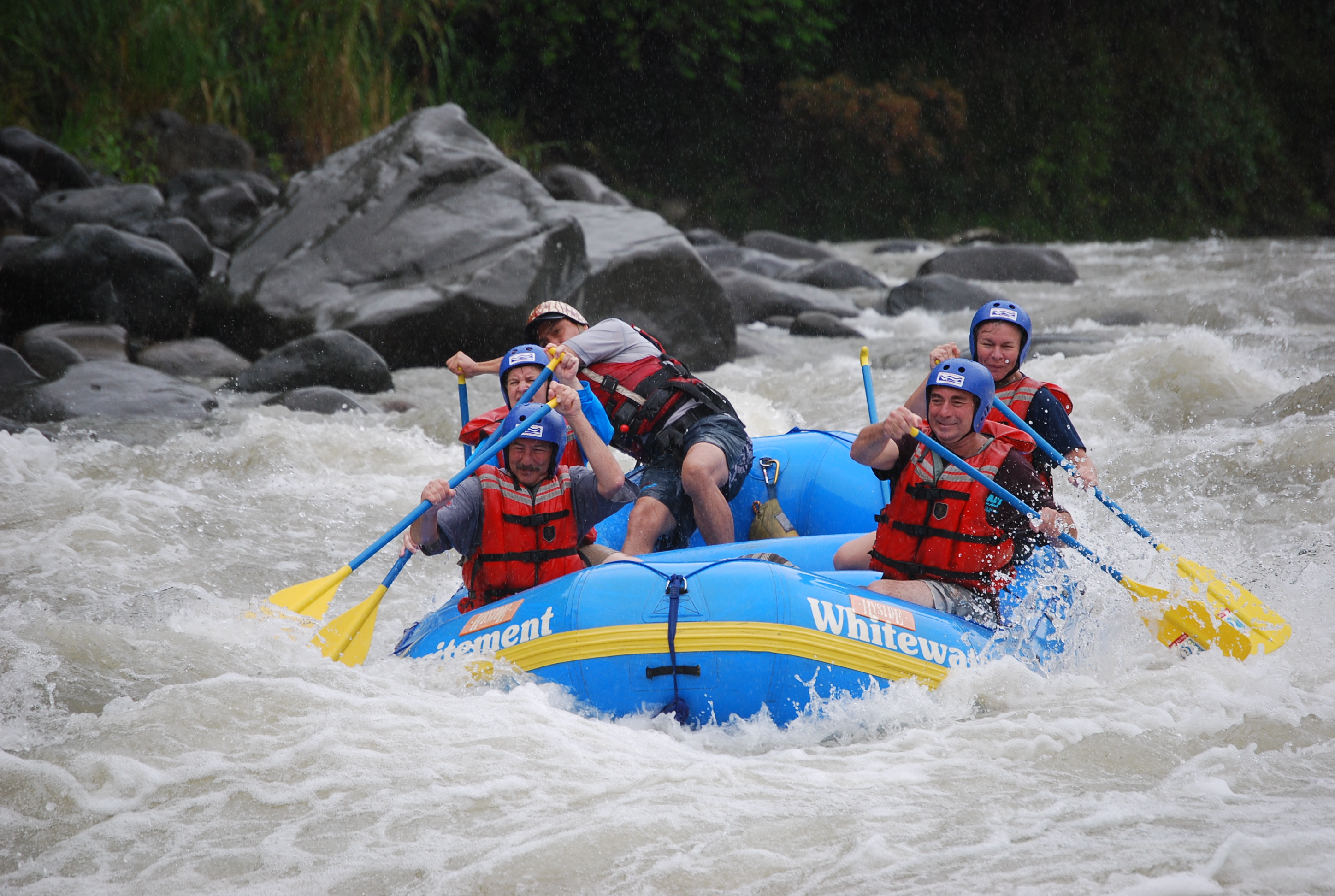 Personas haciendo Rafting 