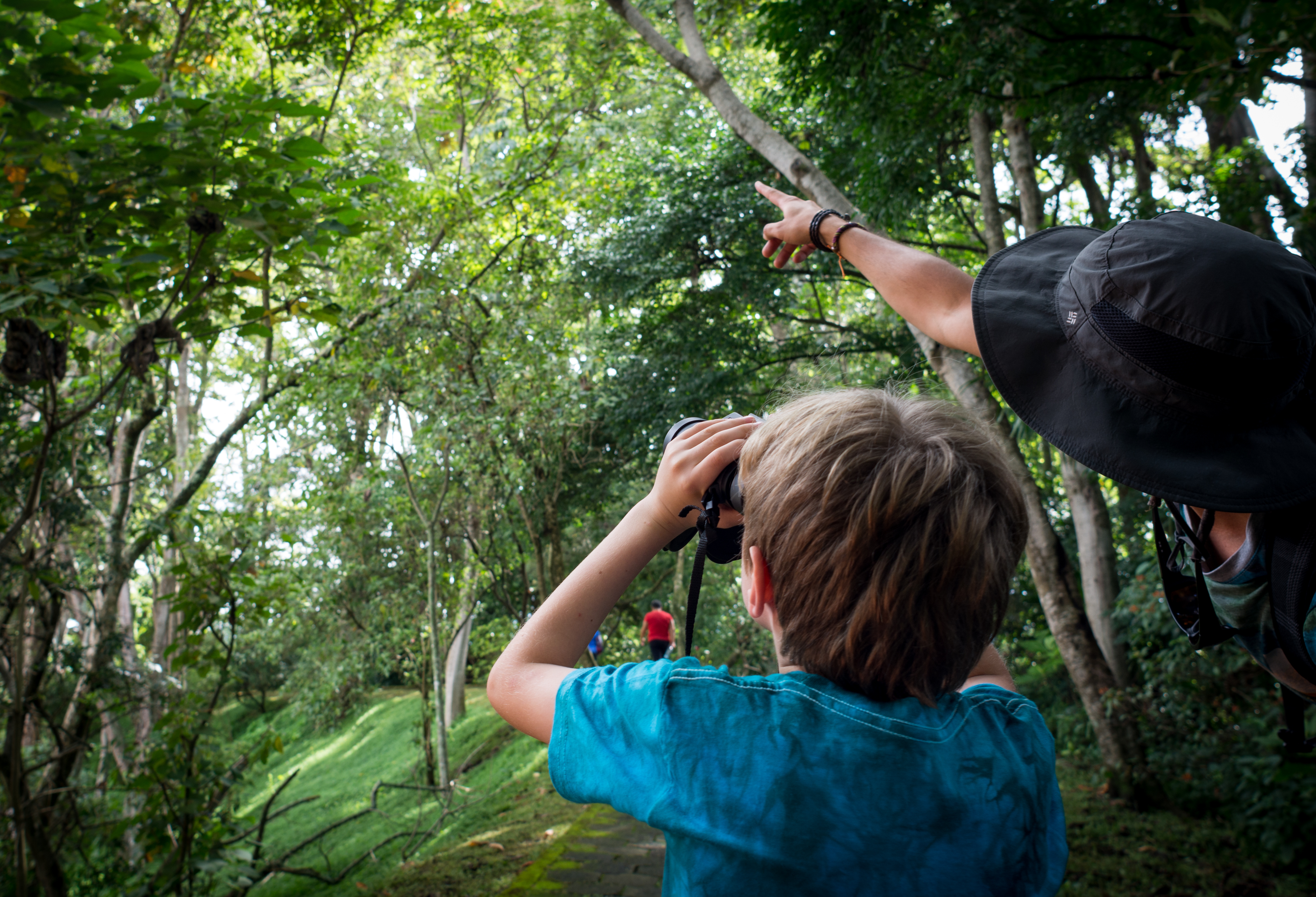 Personas realizando avistamiento en reserva natural