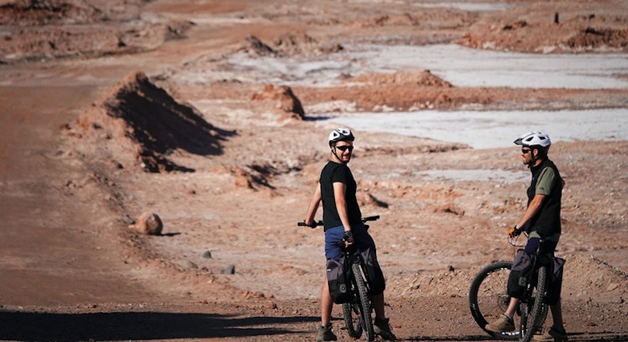 Personas en bicicleta por el desierto