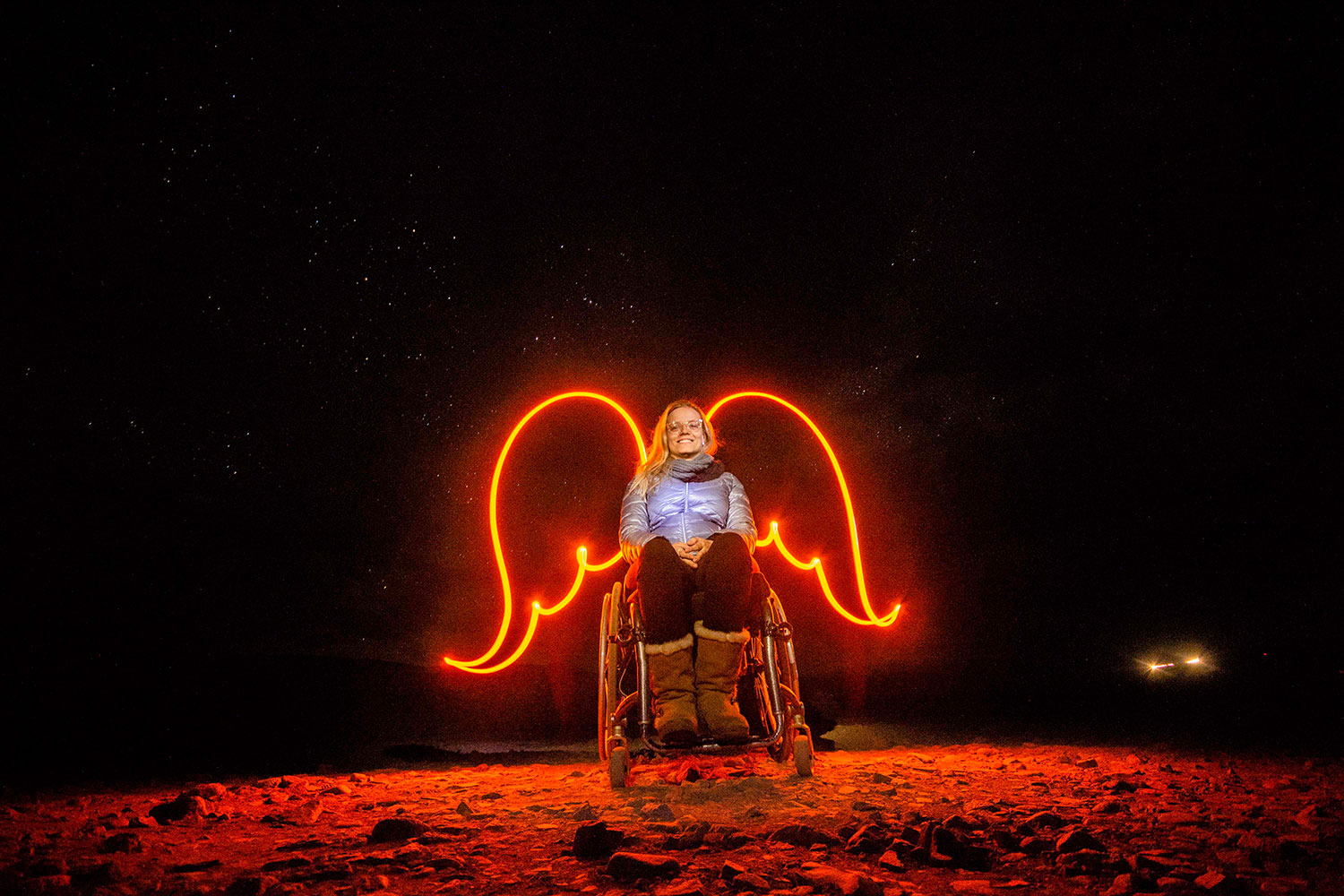 Mujer con alas de luces