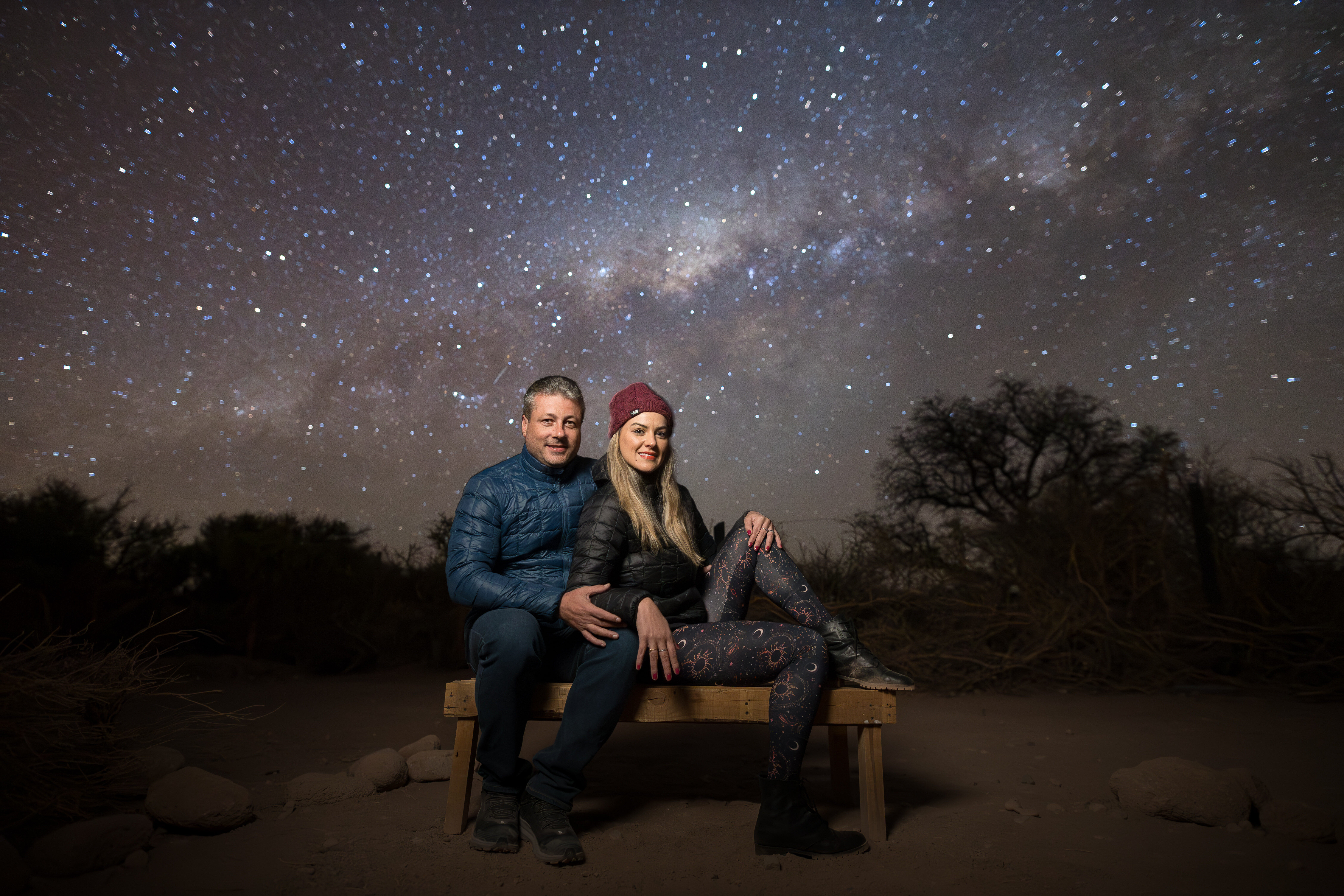 Pareja con Vía Láctea de fondo