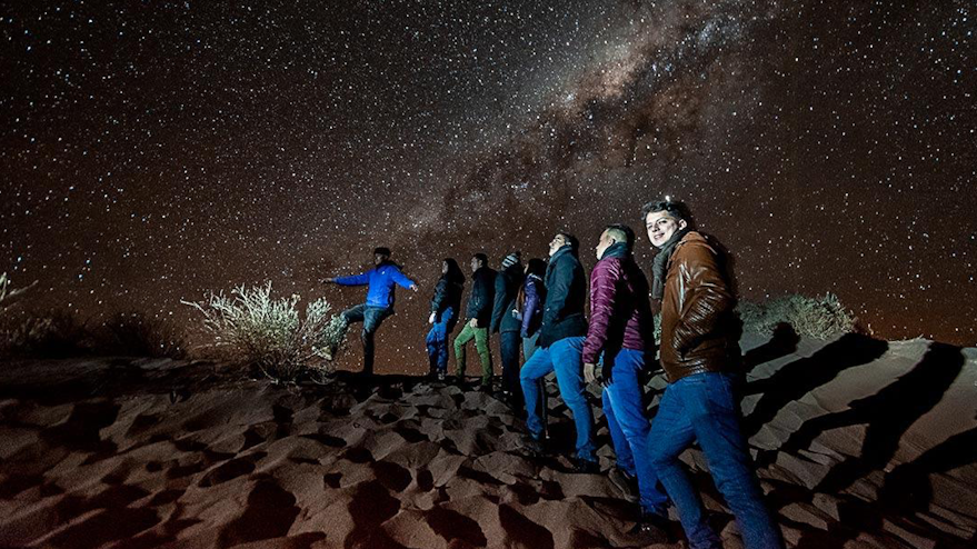 Pasajeros Denomades mirando las estrellas en San Pedro de Atacama