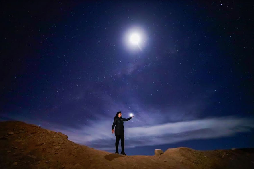 mujer en el astro tour de san pedro de atacama