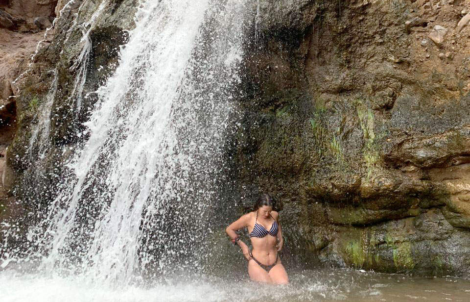 Mujer en cascada