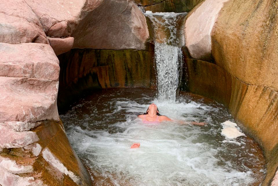 Mujer en pequeña cascada