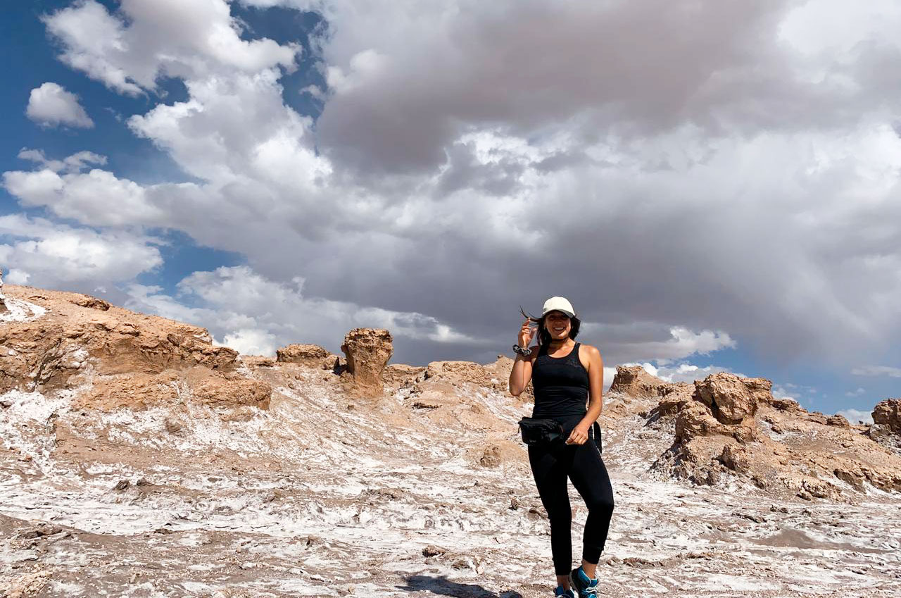 Persona en cordillera de la sal